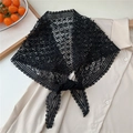 Détail du châle en dentelle florale noire porté sur une chemise pour un style français - Grille à Quatre Feuilles / Noir
