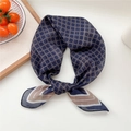 Foulard carré rétro bleu marine avec motifs géométriques et style vintage élégant - 08D Grille de Trèfle Bleu Marine