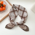 Carré de soie rétro à carreaux marron et blanc avec motifs d'étoiles sur fond blanc pur - 11D Rayures Étincelantes Marron
