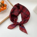 Foulard en soie bordeaux à carreaux avec motif d'ours, noué dans un style rétro chic - 14D Carreaux Ours Rouge
