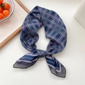 Carré de soie à carreaux bleu marine et violet pour un look d'accessoire de mode vintage - 16D Tissage Bleu Marine