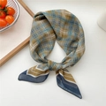 Petit foulard carré en mousseline à carreaux vert olive et bleu noué pour le cou - 17D Tissage Jaune