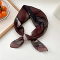 Foulard en soie vintage 70cm avec motifs géométriques en marron et beige chic - 19D Lignes Artistiques Marron