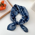Carré de soie bleu marine avec motif paisley et fleurs vintage noué en ruban - 01D Floral Argyle Bleu Marine
