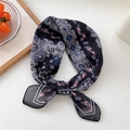 Carré de soie paisley bleu foncé avec imprimé floral noué élégamment sur blanc - 02D Floral Argyle Noir