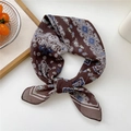 Carré de soie marron vintage avec motifs paisley bleus noué au centre avec soin - 03D Floral Argyle Marron
