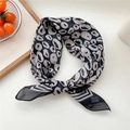 Élégant foulard rétro des années 70 avec imprimé léopard noir et gris en nœud - 23D Galet Noir