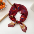 Foulard carré rétro rouge vin avec imprimés ours et arc-en-ciel, présenté noué à plat - 24D Arc-en-ciel Rouge Brique