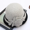 Sombrero cloche vintage de fieltro de lana gris para mujer con gran flor artesanal - M (56-58cm) / Rosa con Ribete-Gris (Flor gris)