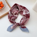Carré de soie vintage bordeaux avec motif de feuilles tropicales et accents bleus - 27D Feuille à Rayures Bord Bleu