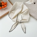 Leggero foulard bianco a pois neri con bordi smerlati annodato in un fiocco - Beige a Pois Neri (04nice Pois Beige)