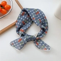 Foulard in seta blu con stampa di ciliegie e pois e bordo in pizzo bianco - Ciliegia Blu A Pois