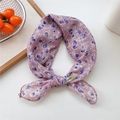 Sciarpa in cotone e lino rosa chiaro con stampa floreale viola annodata a fiocco - Rosa Viola Su Fondo Rosa