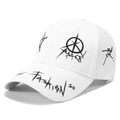 Casquette de baseball blanche avec imprimé graffiti noir et texte 'FASHION' stylé - Réglable / Blanc