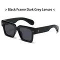 Gafas de sol cuadradas extragrandes negras con lentes gris oscuro y remaches dorados - Montura Negra Lentes Gris Negro