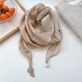 Elegante bufanda de algodón y lino beige con colgantes de hojas hechos a mano - Empalme Beige y Caqui (Hoja Redonda)