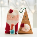 Set di calze in pile corallo di Babbo Natale in una scatola regalo triangolare in carta - Bambini con Scatola / Babbo Natale con Fiocchi di Neve Classico