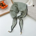 Foulard estrecho de seda verde claro con ribete negro y detalle de colgante perla - Verde