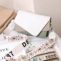 Bolso bandolera minimalista de cuero bicolor con correa ancha bordada y detalles dorados - Blanco