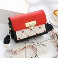 Borsa a tracolla rossa e bianca con ricamo a cuore e fibbia decorativa con motivi floreali - Rosso