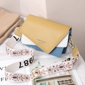 Detail der Farblock-PU-Lederhandtasche mit besticktem breitem Gurt und Goldbeschlägen - 21*8*14 / Gelb