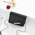 Borsa a tracolla chic in pelle PU nera con catena dorata e testo Romantic Paris - Nero