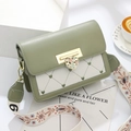 Borsa a tracolla verde fagiolo e bianca con motivi a cuore e tracolla ricamata - Verde