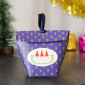 Scatola regalo di Natale viola con alberi verdi, Babbo Natale e nastro di raso blu - Stile Q557 / Blu Viola