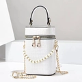 Elegante borsa bianca motivo coccodrillo con dettagli dorati e catena di perle - Bianco
