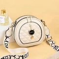 Sac à bandoulière rond matelassé beige avec pendentif chat noir et large sangle tissée - Blanc Cassé