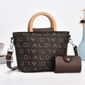 Elegante set di borsa tote stampata marrone scuro con pochette coordinata e manici - Borsa Grande e Piccola Marrone Scuro con Manico Chiaro e Stampa di Lettere