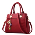 Elegante burgunderrote PU-Leder Handtasche mit Litschi-Muster und Blumenanhänger für Damen - Burgunderrot