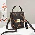 Piccola borsa quadrata marrone con monogramma, hardware dorato e ciondolo alla moda - caffè