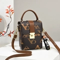 Borsa a tracolla vintage marrone con stampa floreale VD e chiusura dorata su base bianca - Patchwork Caffè e Cachi