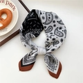 Vierkante paisley sjaal in zwart-wit met bruine bies, gestyled in een Franse esthetiek - 01SR-Zwart Wit Paisley Bruine Rand