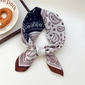 Donkerblauwe en bordeauxrode paisley vierkante sjaal met knoop op een witte achtergrond - 02SR-Marineblauw Rood Paisley Bruine Rand