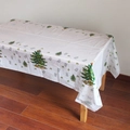 Detail van wegwerptafelkleed voor kerst met groene bomen en sneeuwvlokken op een houten tafel - Groen Kerstboom & Sneeuwvlok Patroon