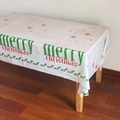 Wegwerp kersttafelkleed met groene Merry Christmas tekst en feestelijke sterren - Groene Letter & Hulst Patroon