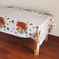 Détail de nappe de Noël jetable avec nœuds rouges, cloches bleues et motifs houx - Motif Noeud Rouge et Cloche Bleue