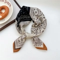 Vierkante sjaal met beige en bruin paisley-patroon in een decoratieve knoop - 03SR-Zwart Beige Paisley Oranje Rand