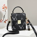 Borsa a tracolla nera con monogramma floreale, chiusura in metallo e ciondolo cartoon - Grigio