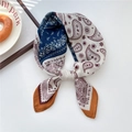 Marineblauwe en karamel zijden vierkante sjaal met paisley patroon stijlvol geknoopt - 04SR-Marineblauw Rood Paisley Oranje Rand