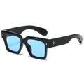 Gafas de sol cuadradas negras con lentes azules y remaches metálicos dorados retro - Montura Negra Lentes Azules