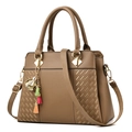 Sac à main en cuir PU marron avec grain litchi, détails tressés et breloque dorée - Jaune Terre