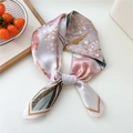 Foulard di seta rosa e bianco annodato a fiocco su una superficie bianca - 05 Fiore Rosa Perla