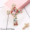 Ciondolo a croce con pietra rosa a goccia e strass colorati in finitura dorata - D757 Croce di Pietre Preziose