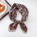 Carré de soie marron élégant avec motif paisley vintage pour femmes comme foulard de cou - Papillon Paisley Marron (02SR)