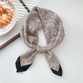 Foulard en soie à motif cachemire kaki avec bord noir pour le cou ou les cheveux - Papillon Paisley Beige (03SR)