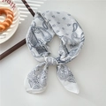 Élégant foulard carré blanc avec motif paisley bleu marine noué au centre - Paisley Floral Beige (04SR)