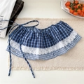Détail de la jupe de taille à carreaux bleus avec dentelle blanche et étiquette - Carreaux bleu avec dentelle (05Bonogeed) / Petit carreau bleu